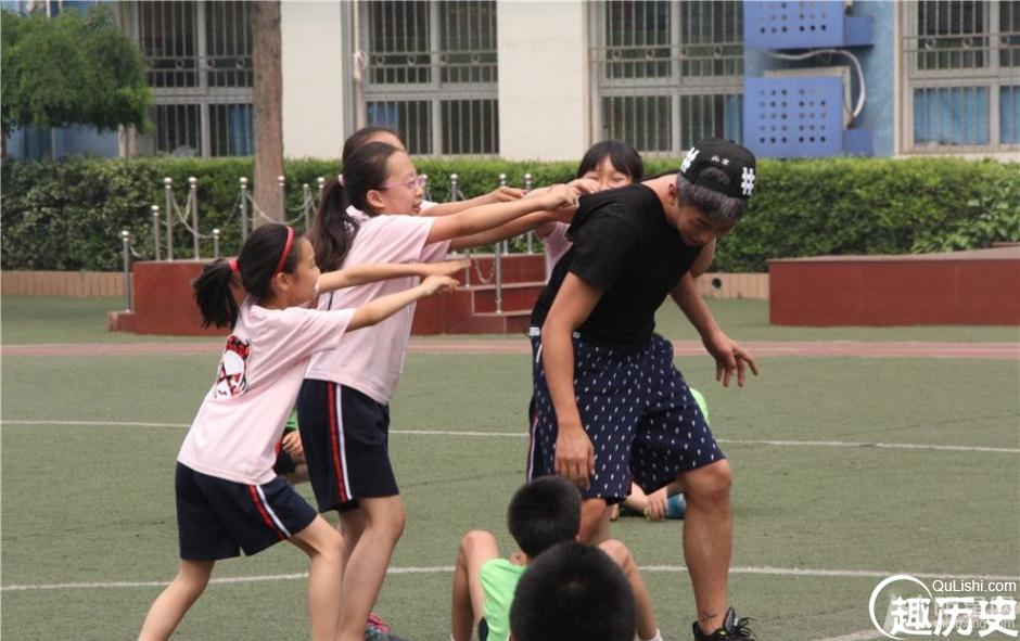 邓超到小学当“插班生”跟小学生玩撕名牌