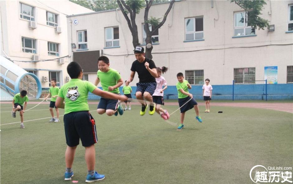 邓超到小学当“插班生”跟小学生玩撕名牌